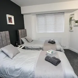 Apartment Cheerful 4-bedroom In Sheffield, Walkley