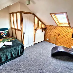 lovely-5-bedroom-home-near-chester-city-centre.hotelsin-chester.com/